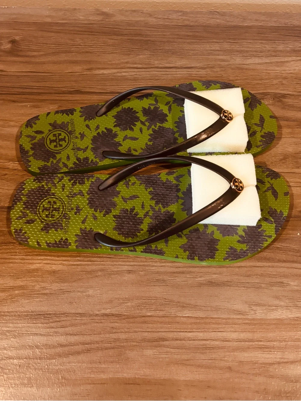 Tory Burch Green Navy Floral Flip Flops Navy Straps Gold Logo Summer Spring Chic